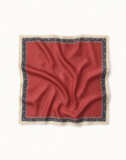 Foulard carré rouge bord beige