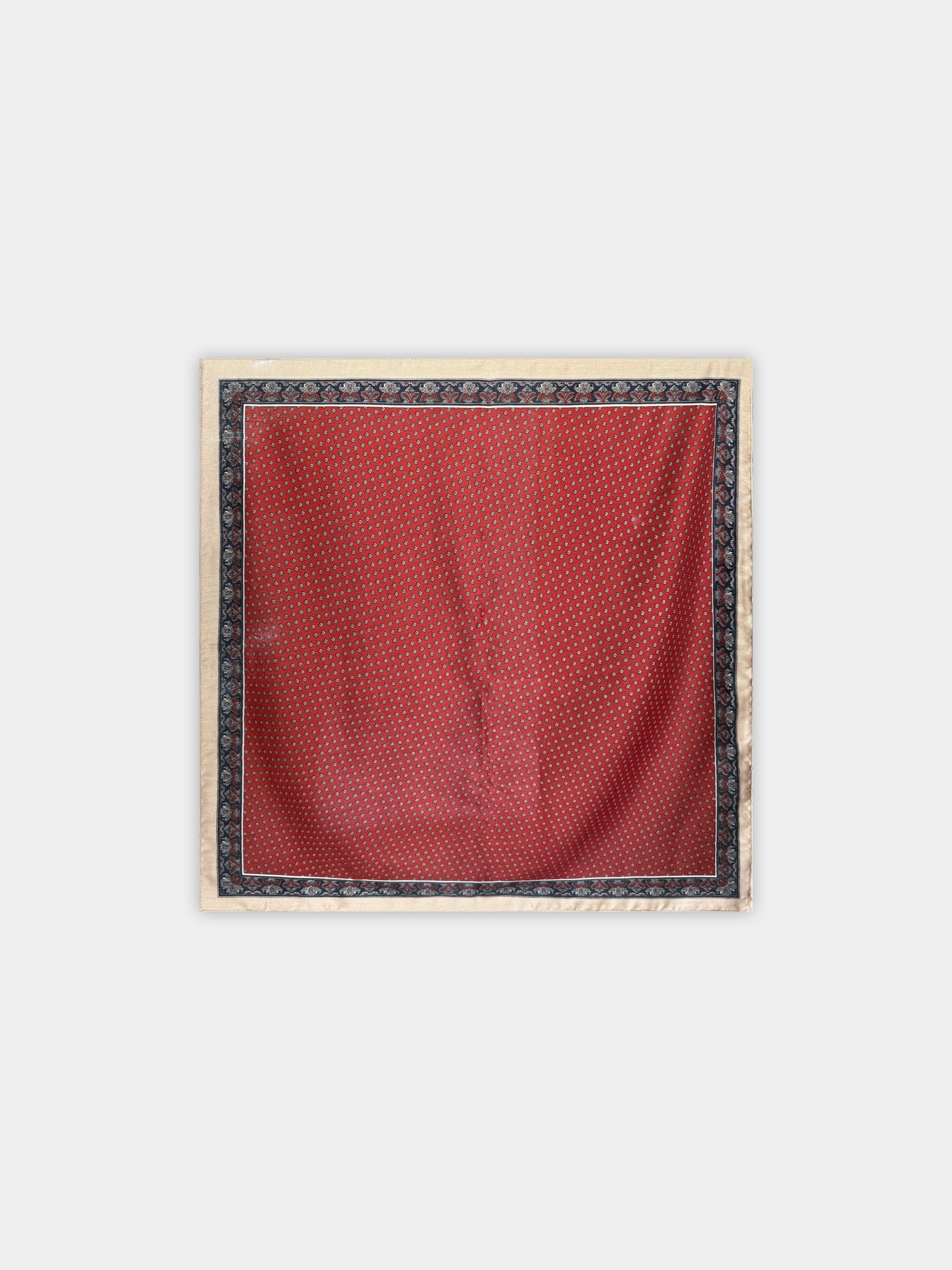 Foulard carré rouge à micro motifs
