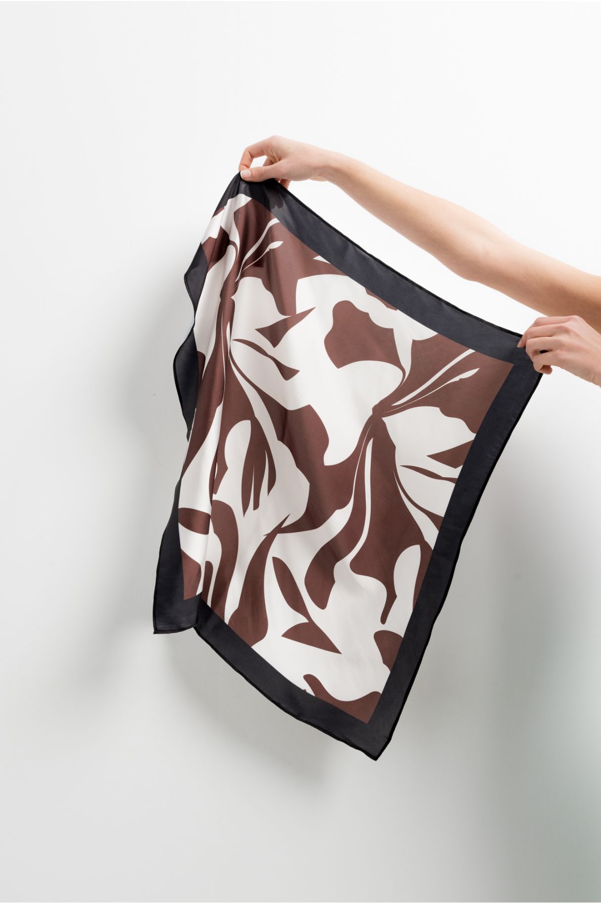 Foulard carré imprimé marron blanc – bandeau chic femme à motif graphique Sapiato