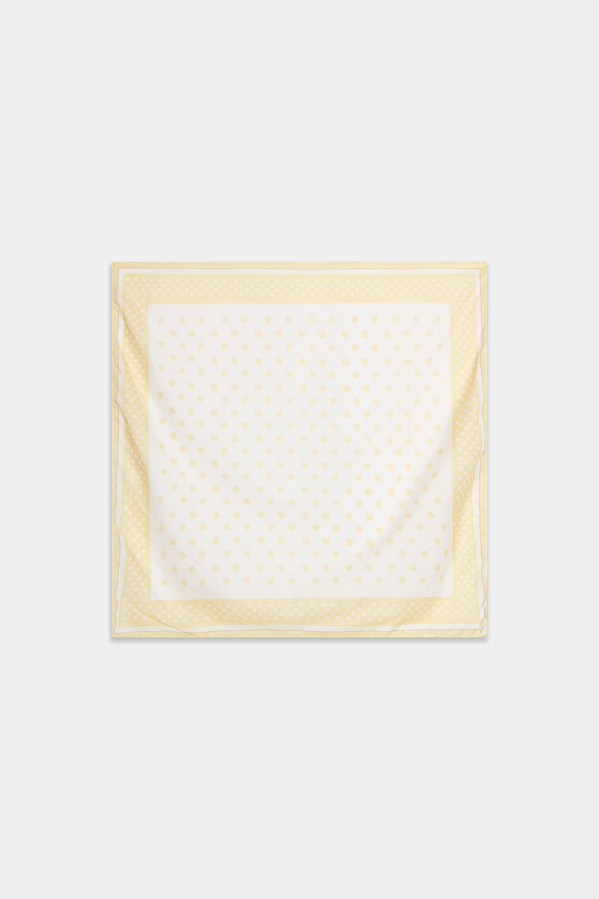Foulard carré écru à pois et bordure jaune pâle, présenté à plat