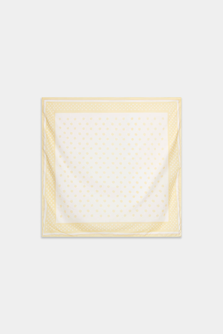 Foulard carré écru à pois et bordure jaune pâle, présenté à plat