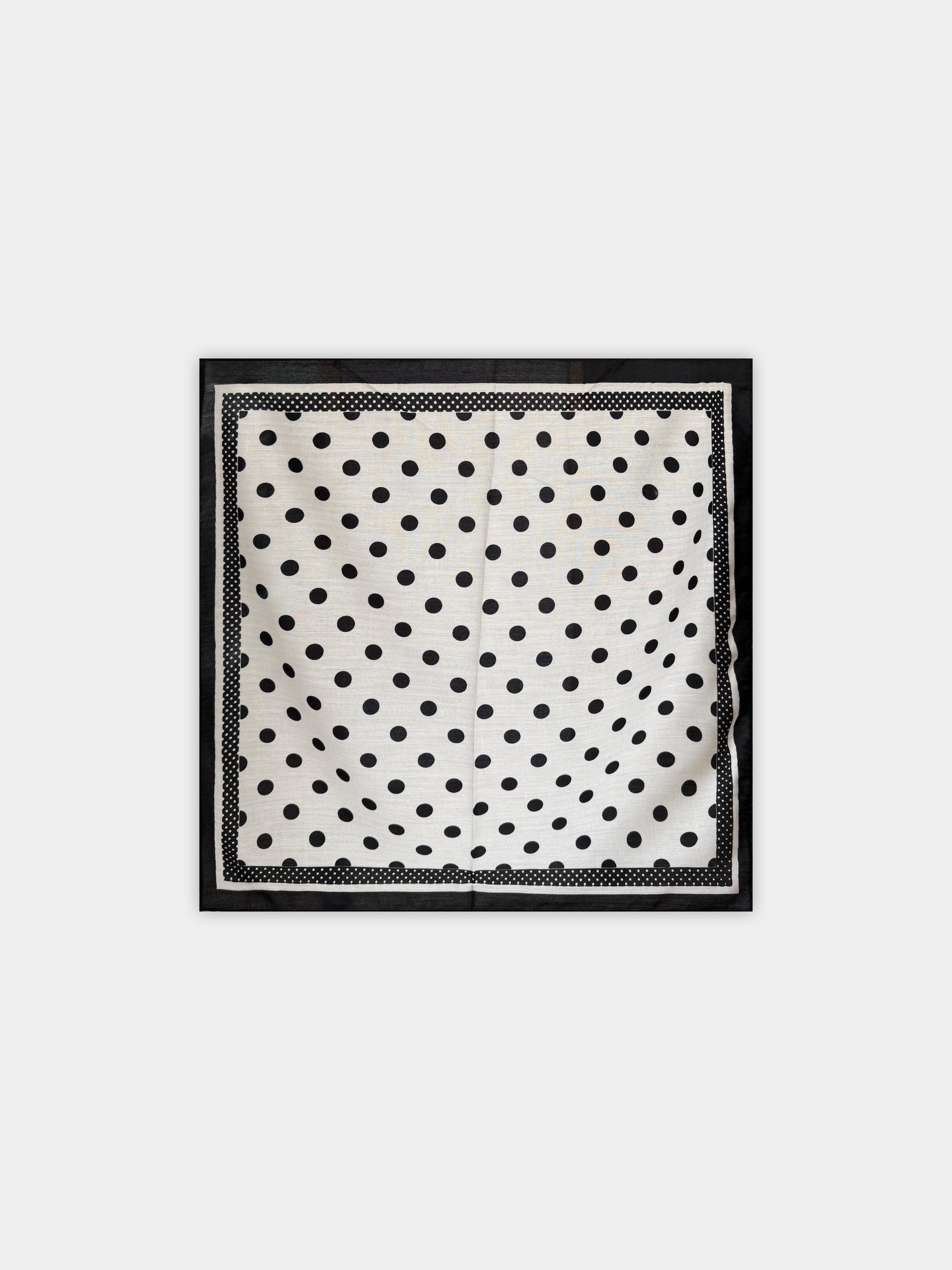 Foulard à pois blanc et noir