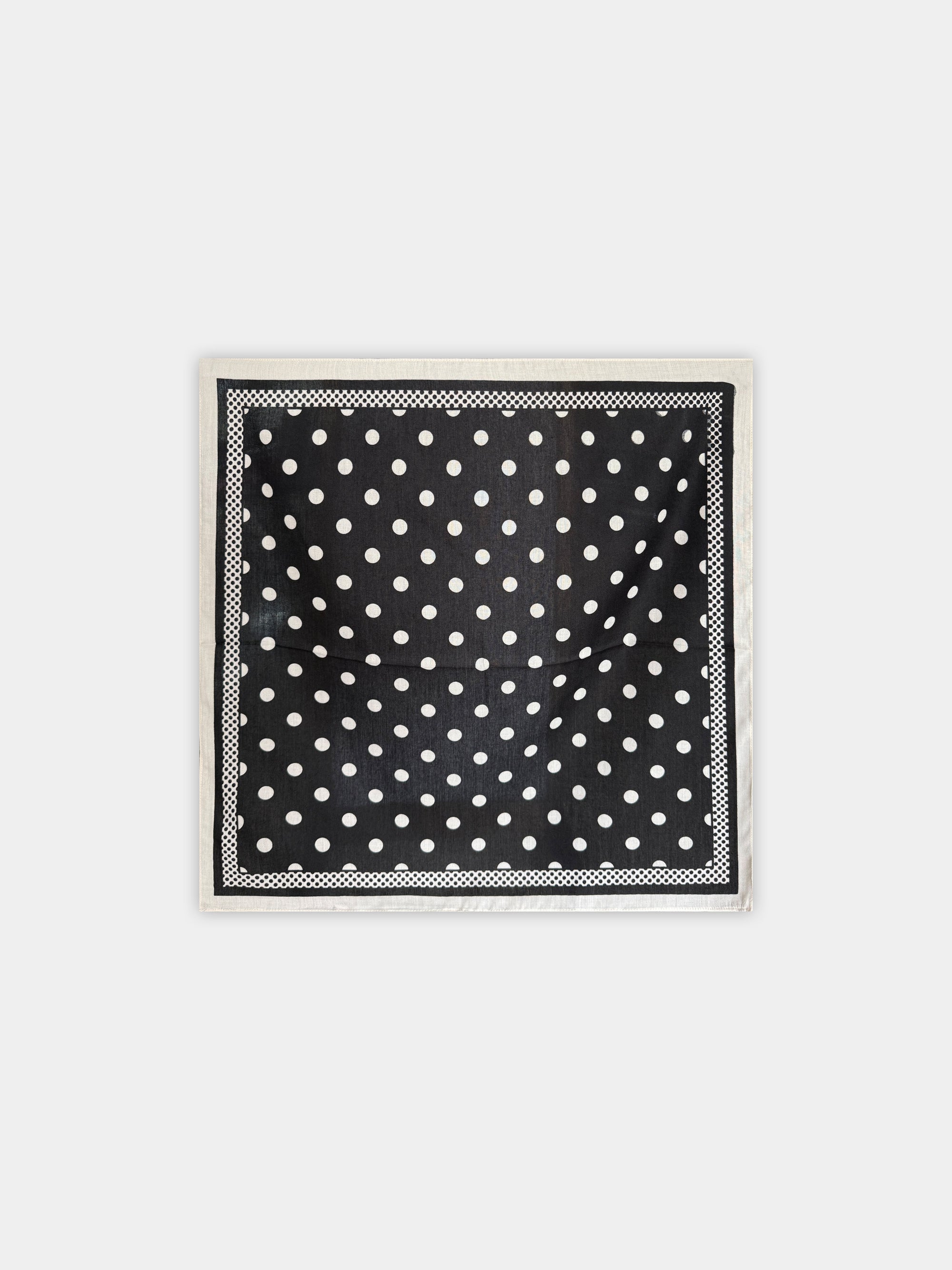 Foulard à pois noir et blanc