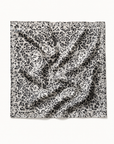 Foulard en soie carré léopard gris