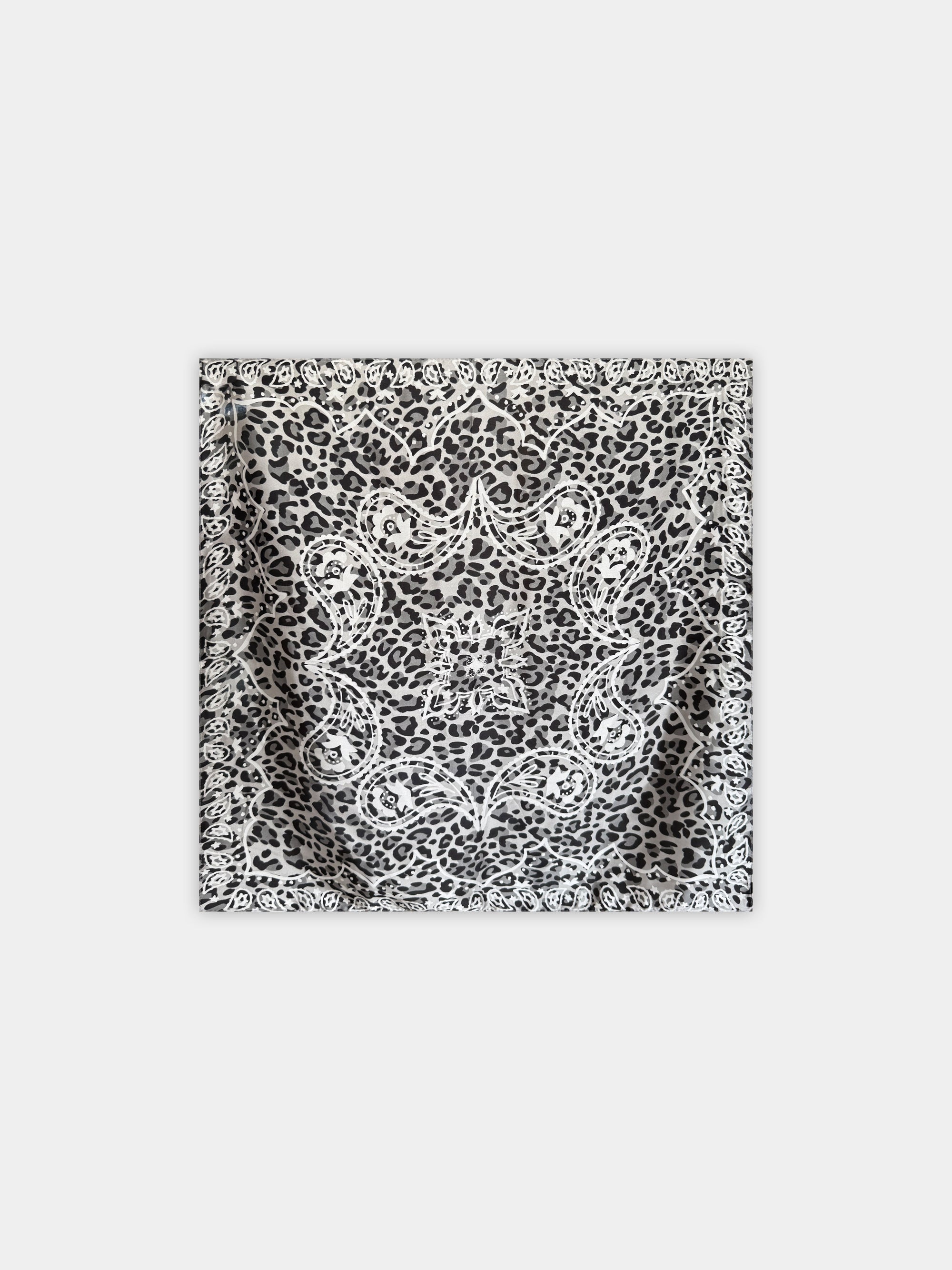 Foulard en soie léopard gris
