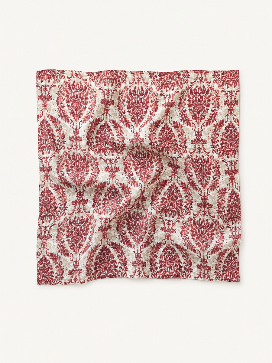 Foulard carré à motif damassé bordeaux sur fond écru
