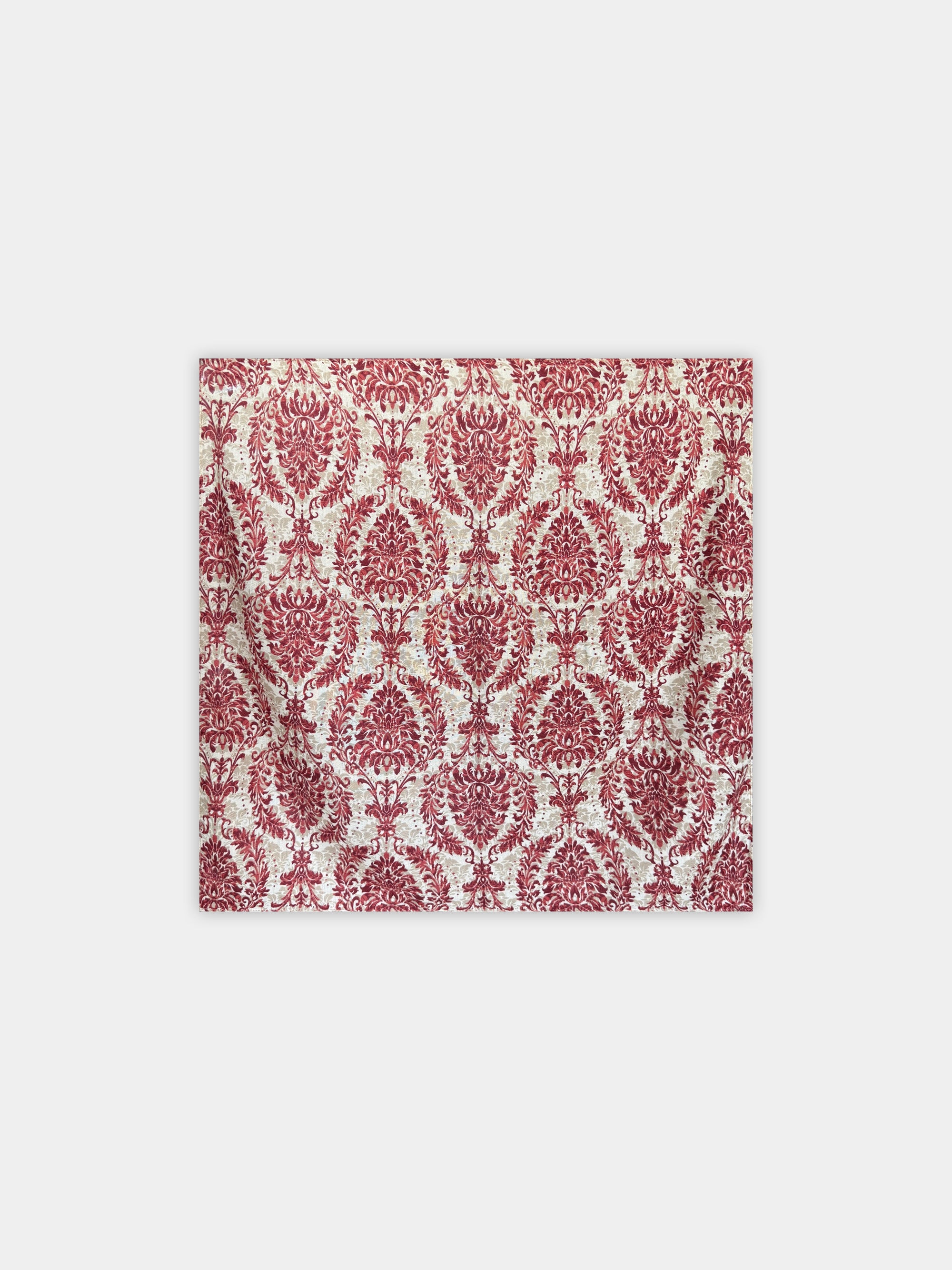 Foulard bordeaux et écru à imprimé damassé vue à plat