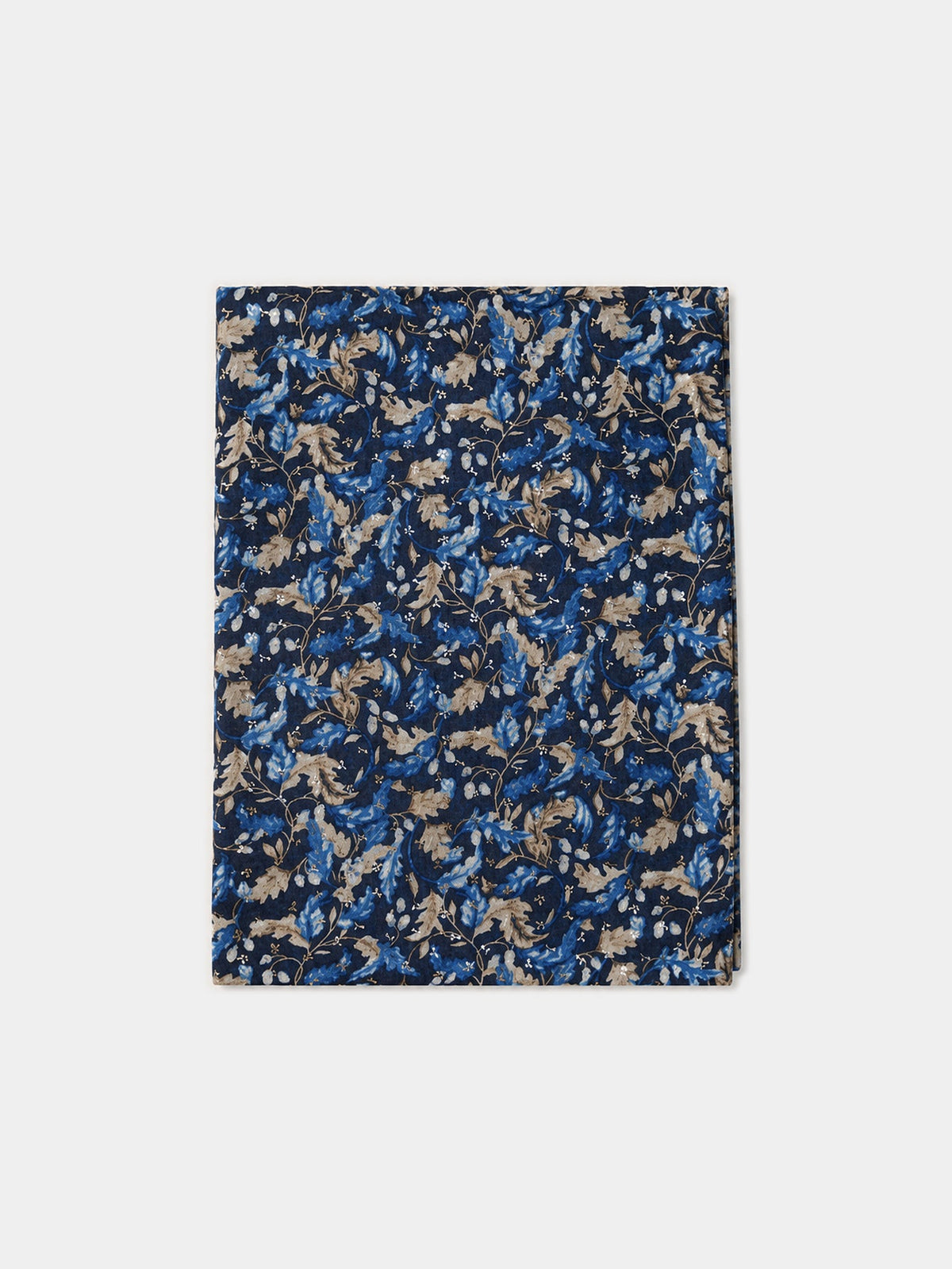 Foulard femme à imprimé floral bleu nuit présenté à plat.