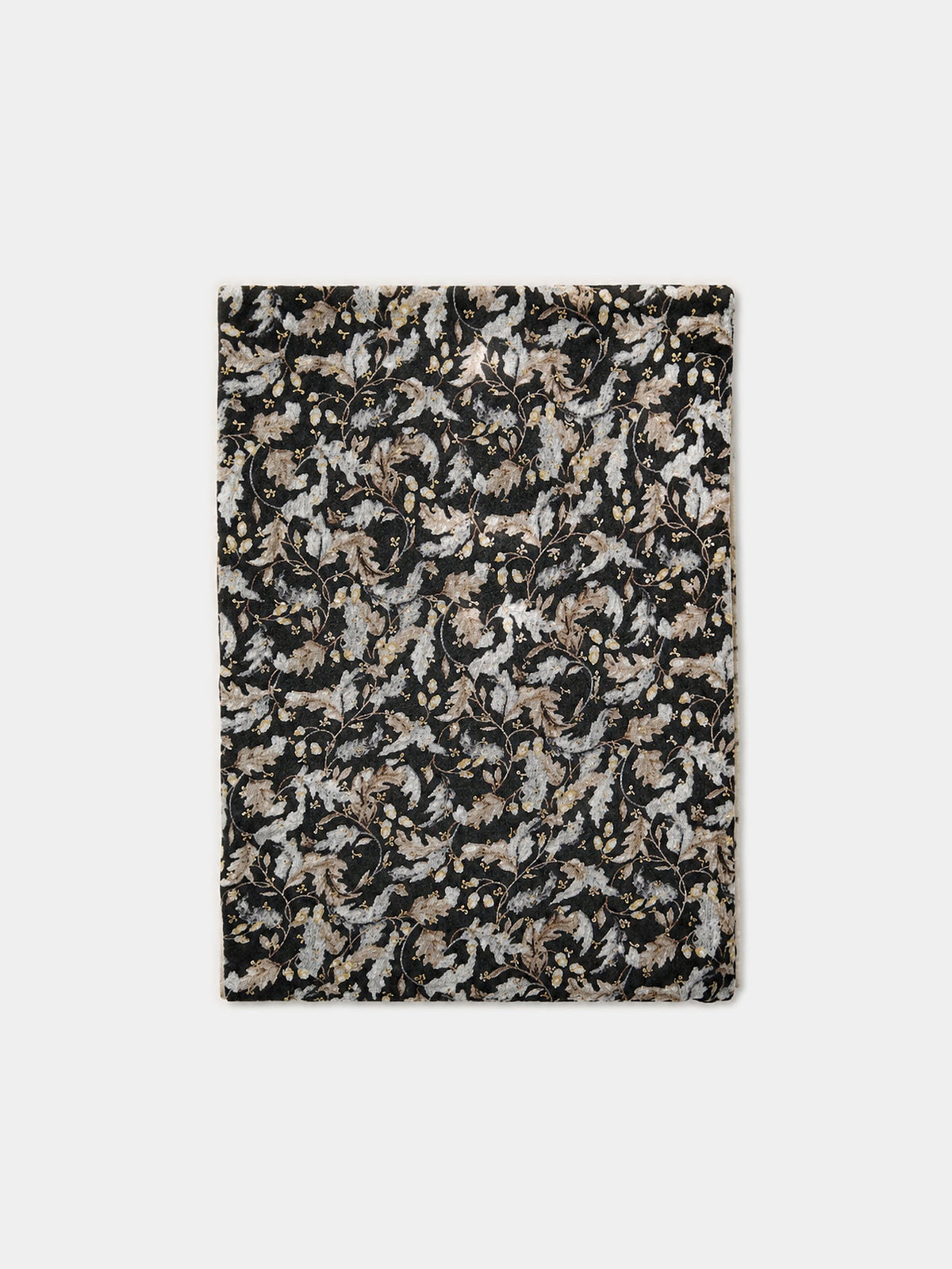 Foulard femme à imprimé floral noir présenté à plat.
