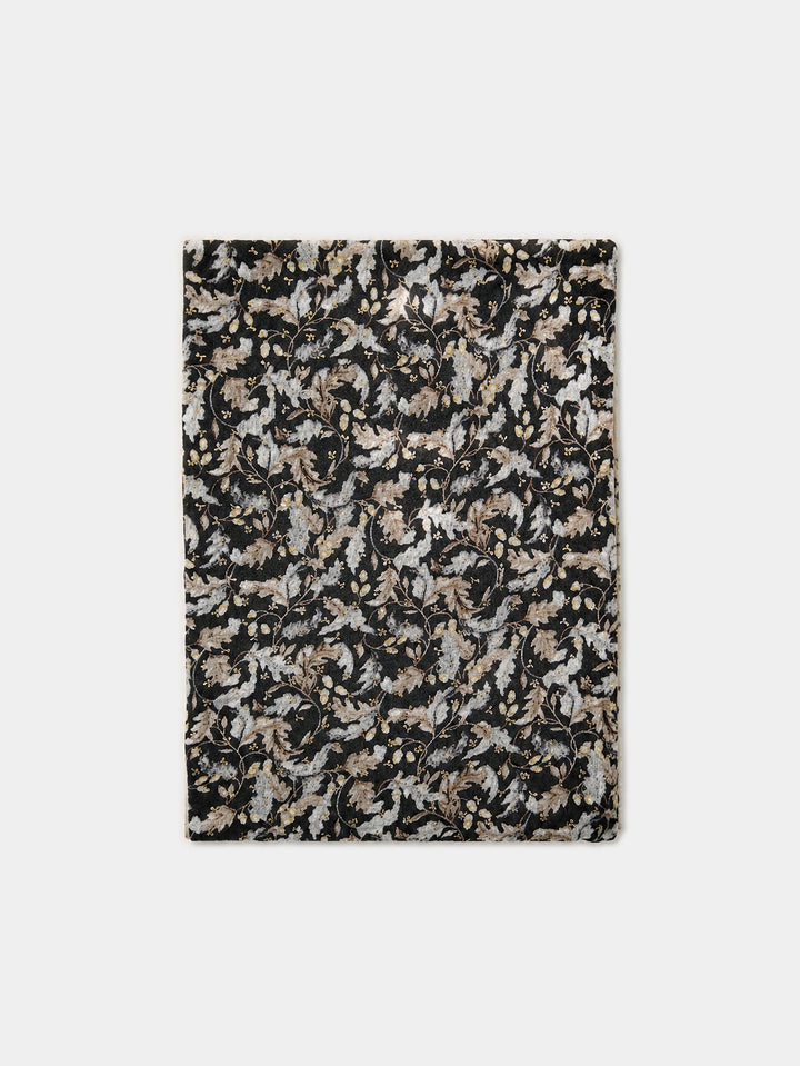 Foulard femme à imprimé floral noir présenté à plat.