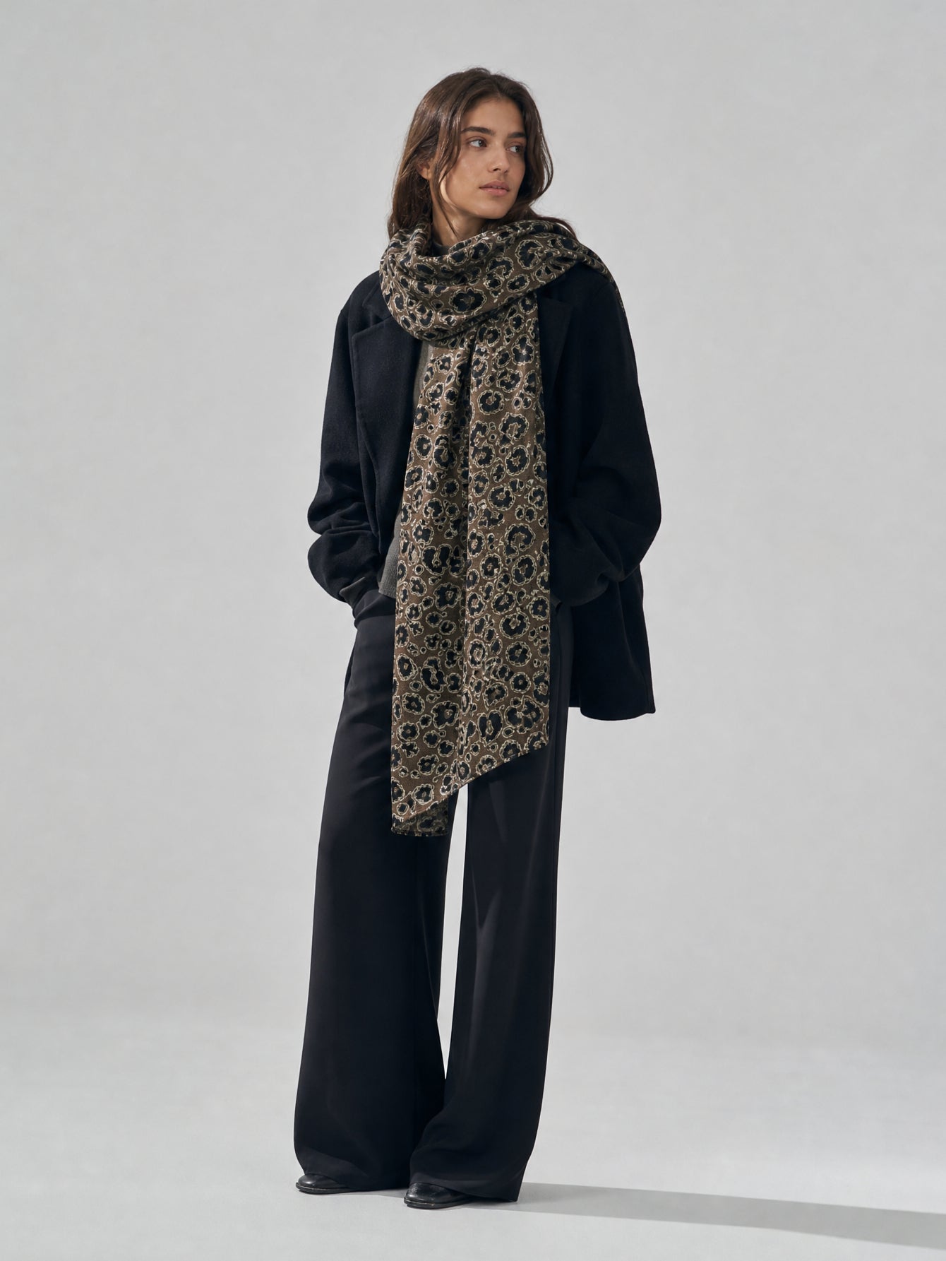 Écharpe oversize kaki et noir portée drapée