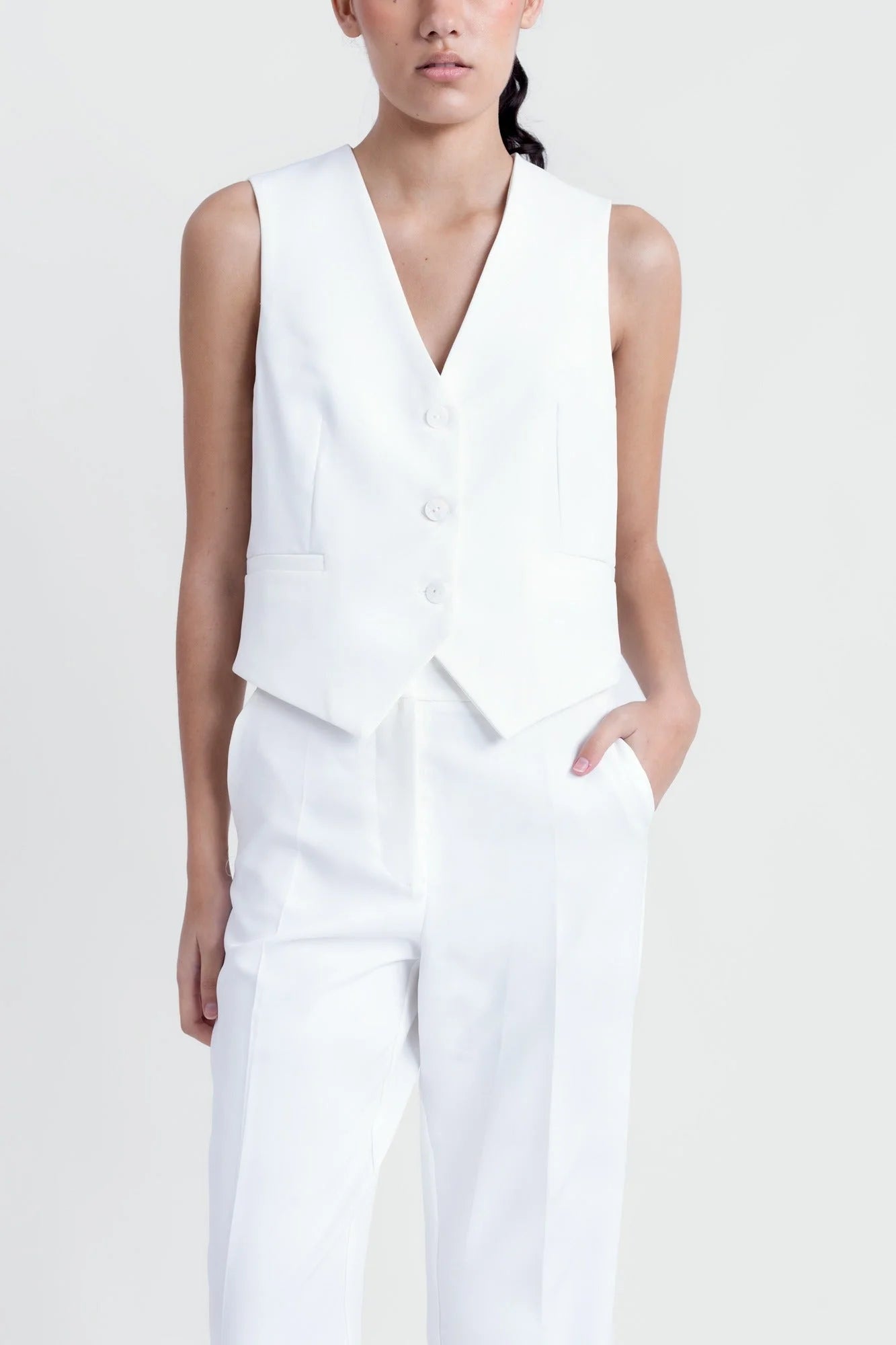 Gilet blanc sans manches coupe tailleur ajustée et pantalon assorti chic pour femme