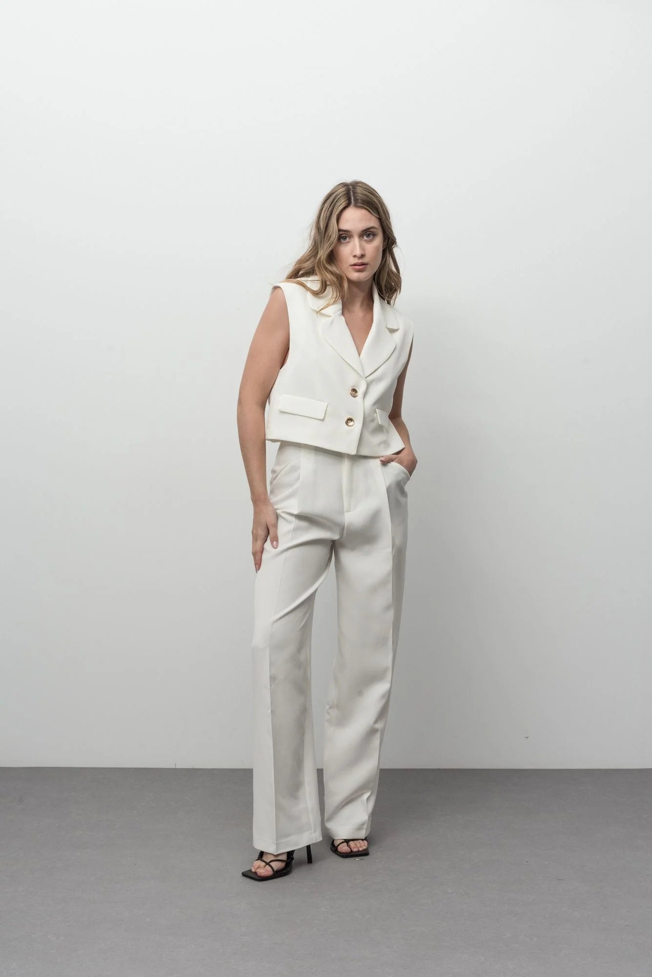 Gilet court sans manches femme blanc cassé et rouge vif, ensemble vestes et pantalons élégants