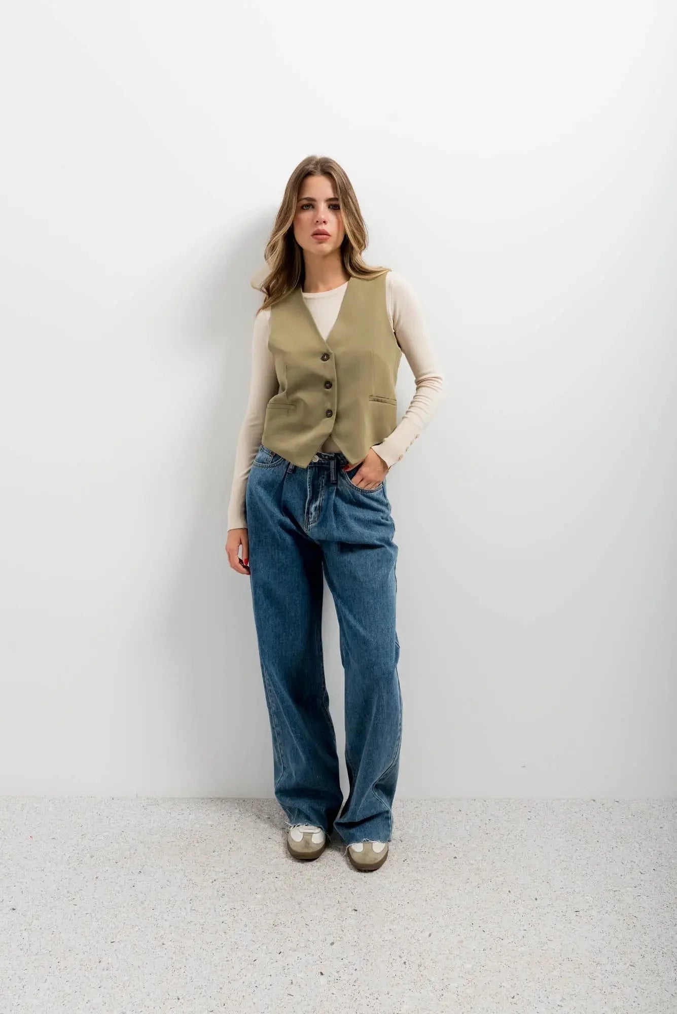 Femme portant une veste élégante facile à assortir, gilet vert, long-sleeve, jeans et flats
