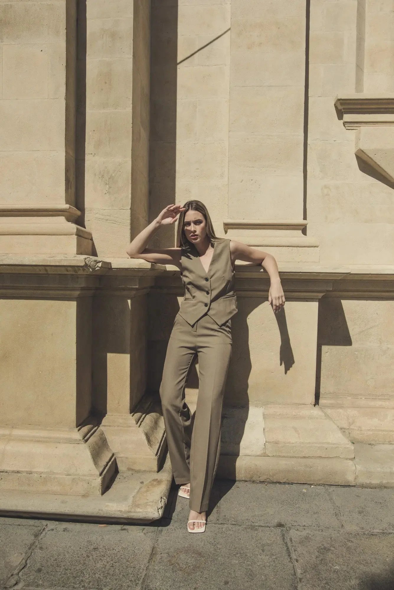 Femme portant une veste élégante taupe facile à assortir avec pantalon large