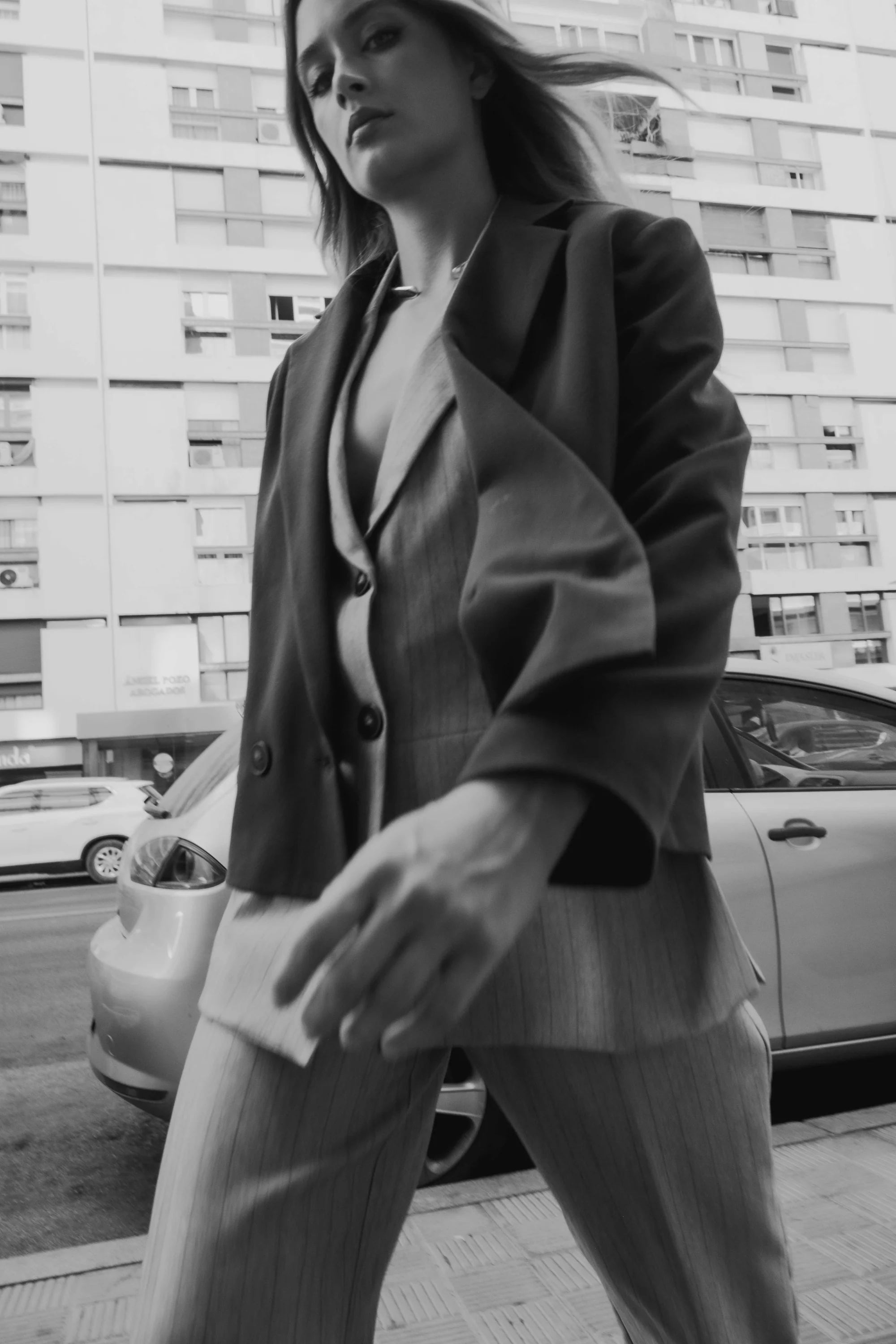Femme en costume chic à rayures fines, sans manches, blazer, vest et pantalons noirs
