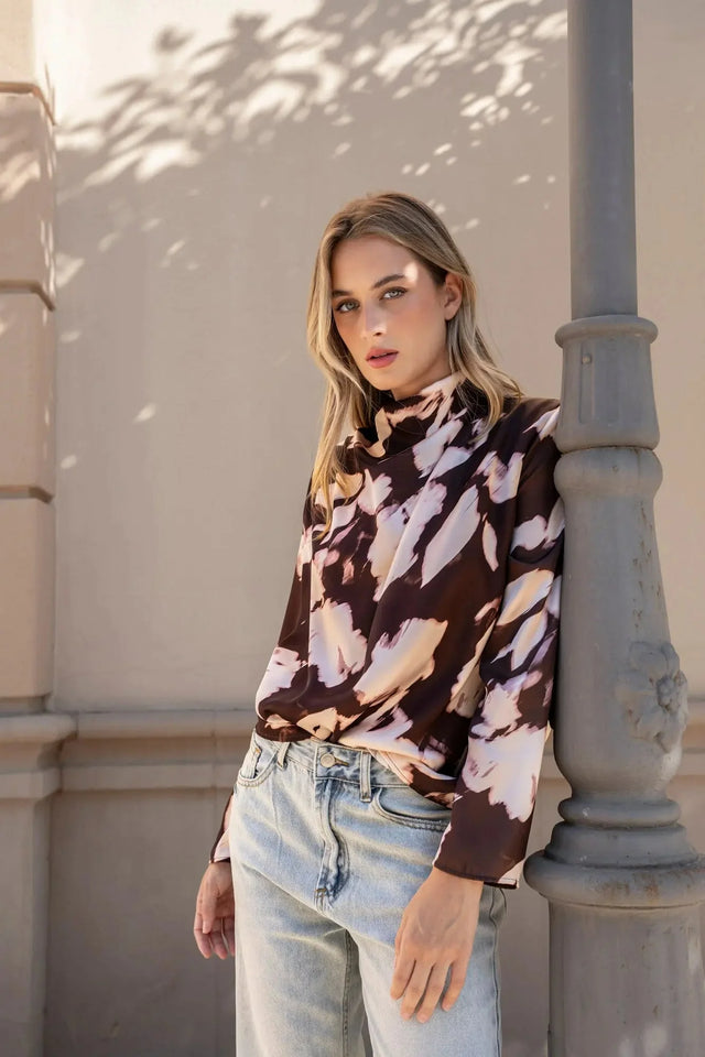 Détail sur le modèle portant la blouse femme à col bénitier et imprimé abstrait, accentuant la texture douce de la chemise.