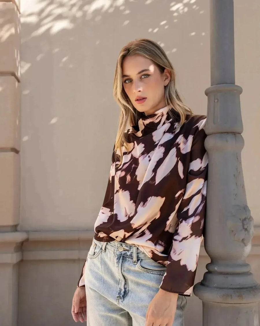 Détail sur le modèle portant la blouse femme à col bénitier et imprimé abstrait, accentuant la texture douce de la chemise.