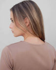 Détail présentant le haut chic femme taupe, vu de dos, montrant la texture raffinée.
