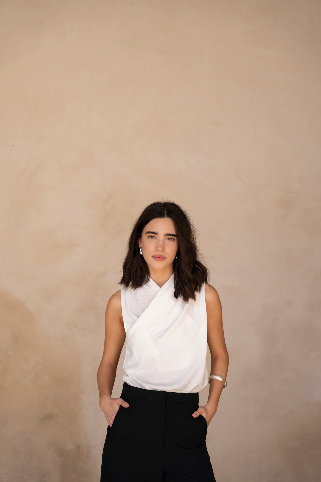 Haut blanc croisé sans manches femme – Top chic fluide et élégant Sapiato