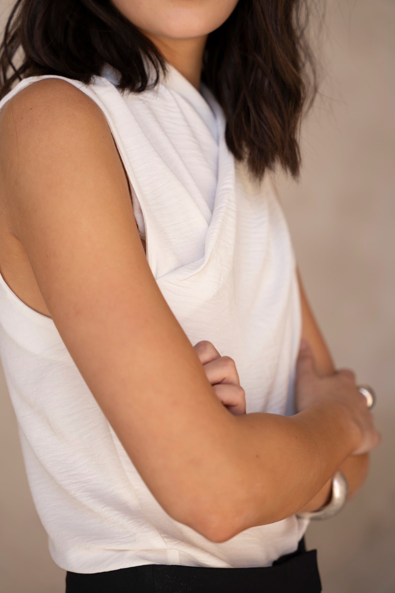 Haut blanc croisé sans manches femme – Top chic fluide et élégant Sapiato