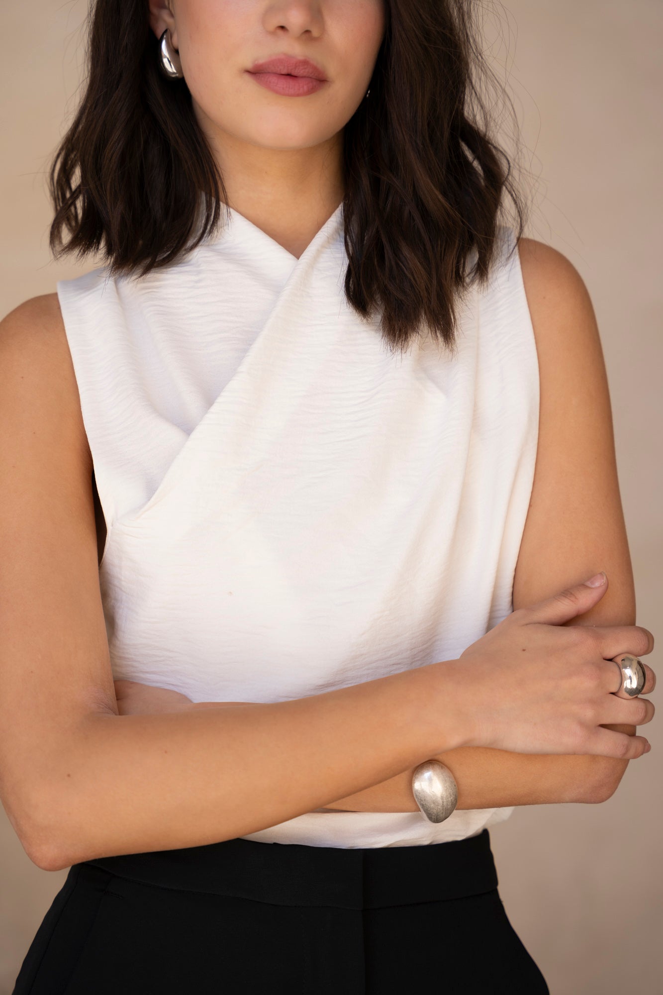 Haut blanc croisé sans manches femme – Top chic fluide et élégant Sapiato