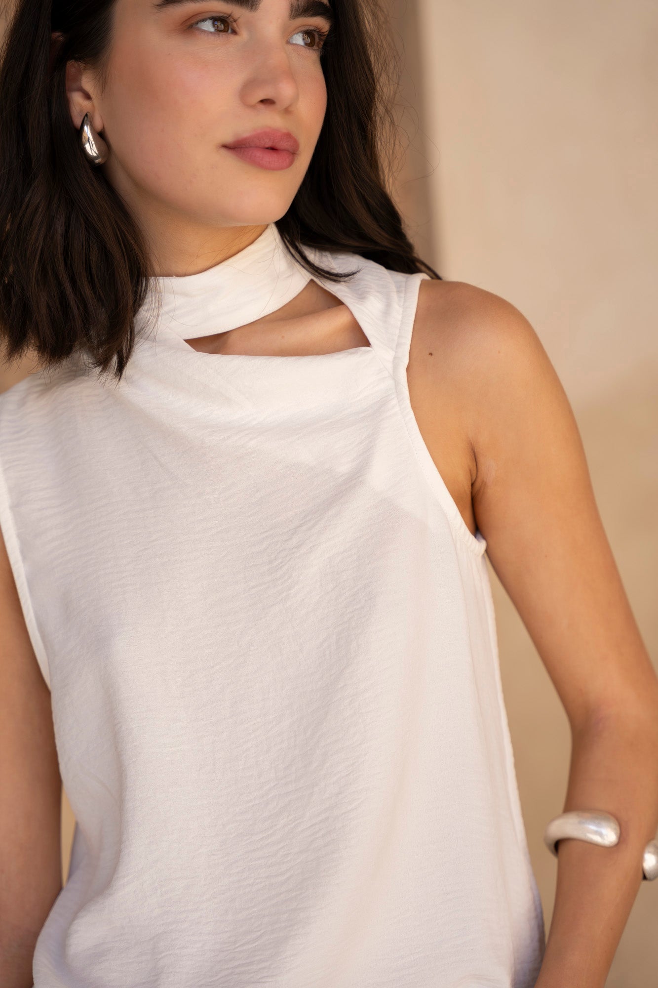 Haut blanc femme à découpe moderne – col montant asymétrique Sapiato