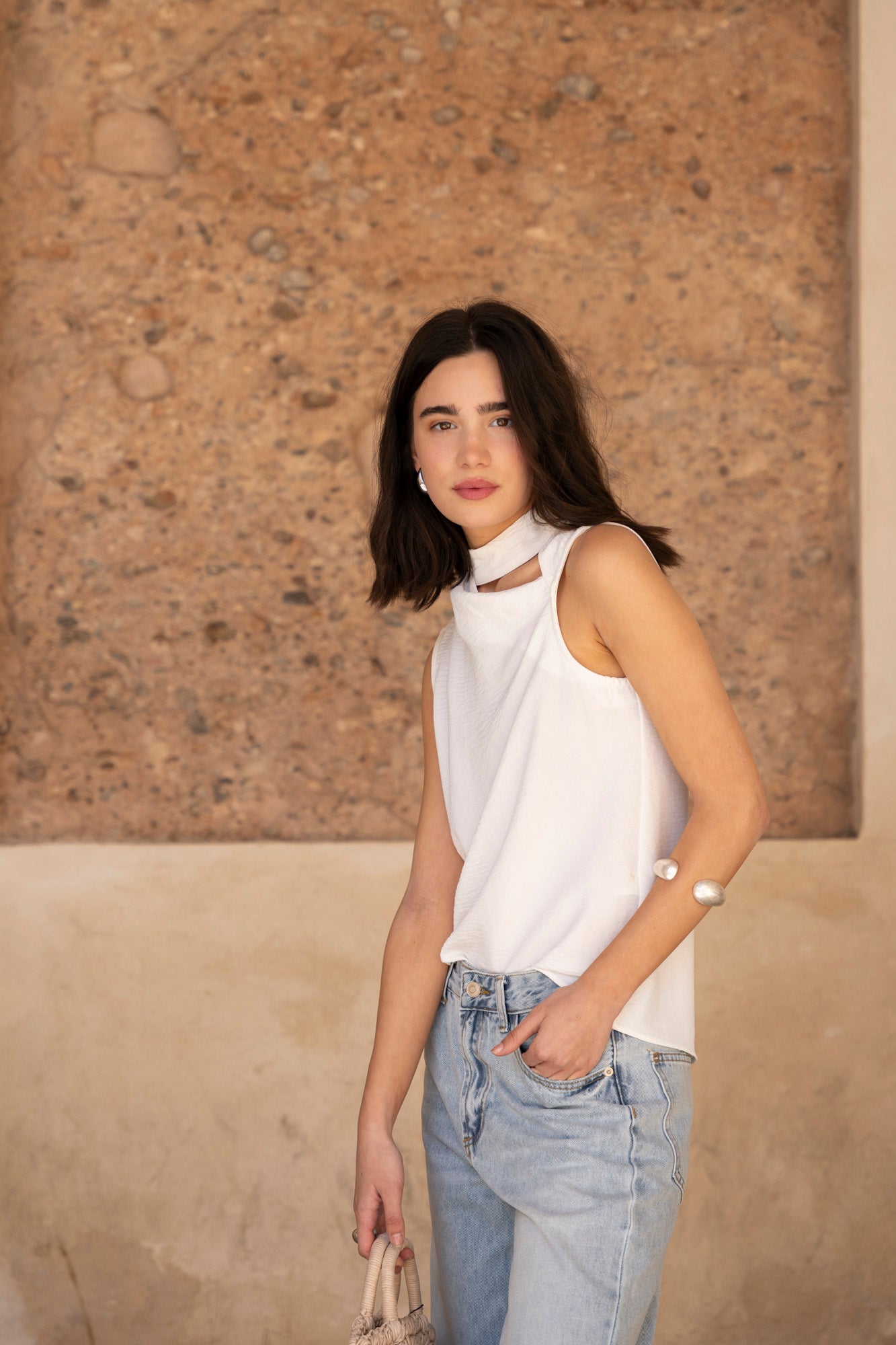 Haut blanc femme à découpe moderne – col montant asymétrique Sapiato