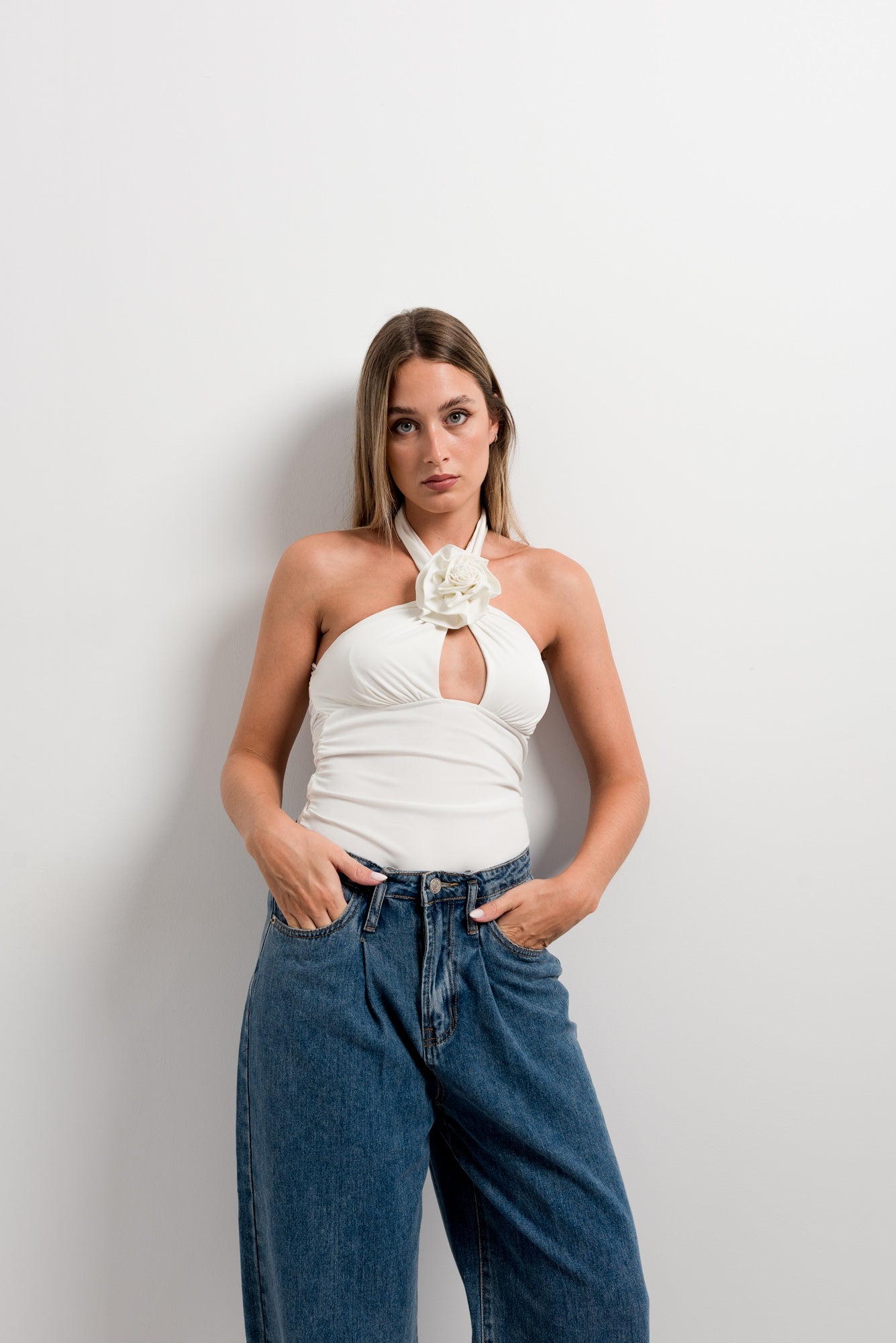 Haut rassemblé blanc femme – Top élégant avec rose et découpe tendance Sapiato