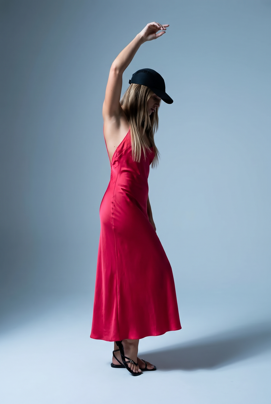 fashion shooting @Robe Dos Nu Satin Rouge Éclatant, Midi Fluide Avec Décolleté Drapé & Bretelles Fines