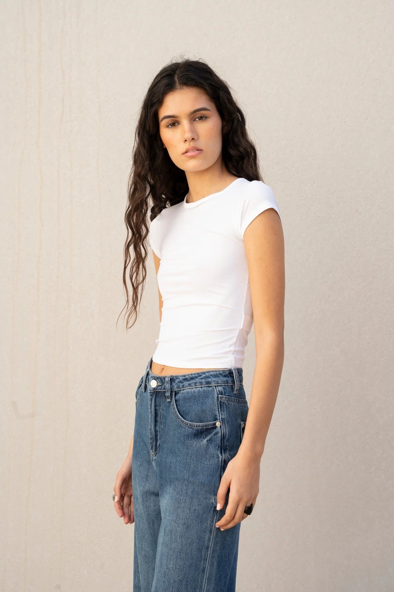 Crop top blanc à coupe ample avec jambe large et ourlets retroussés pour un style décontracté