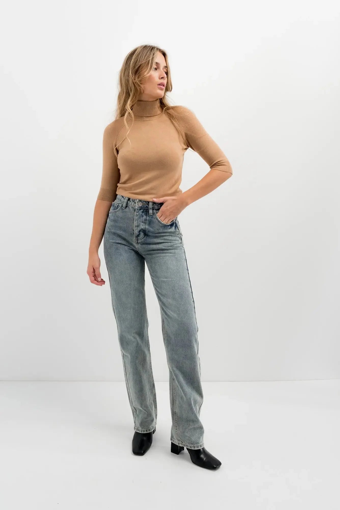 Homme portant un haut à col roulé léger marron clair avec manches trois-quarts, parfait pour jeans taille