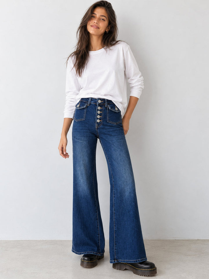 Jean flare bleu taille haute porté de face