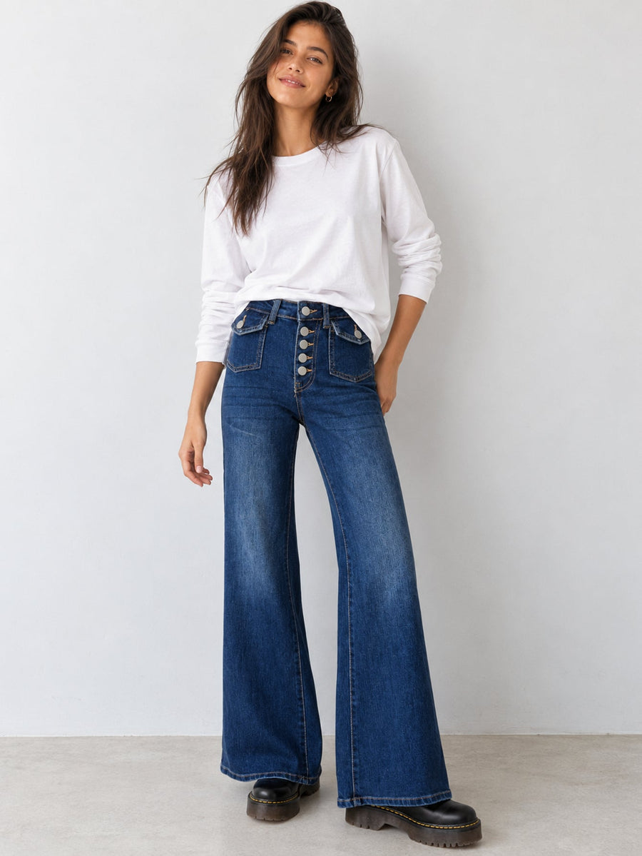 Jean flare bleu taille haute porté de face