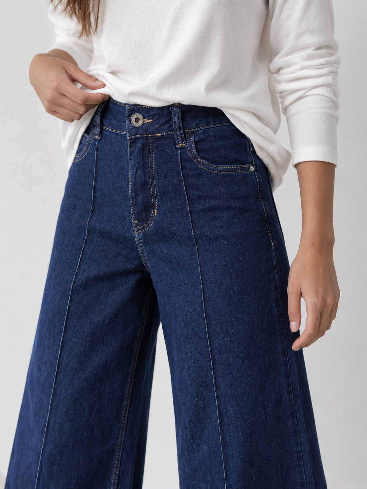 Ceinture et braguette du jean indigo