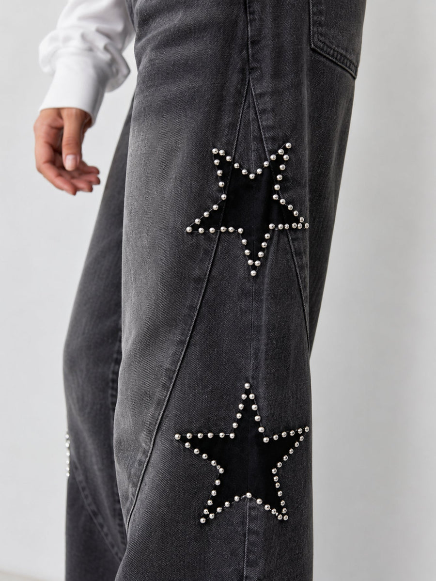 Étoiles cloutées sur la jambe