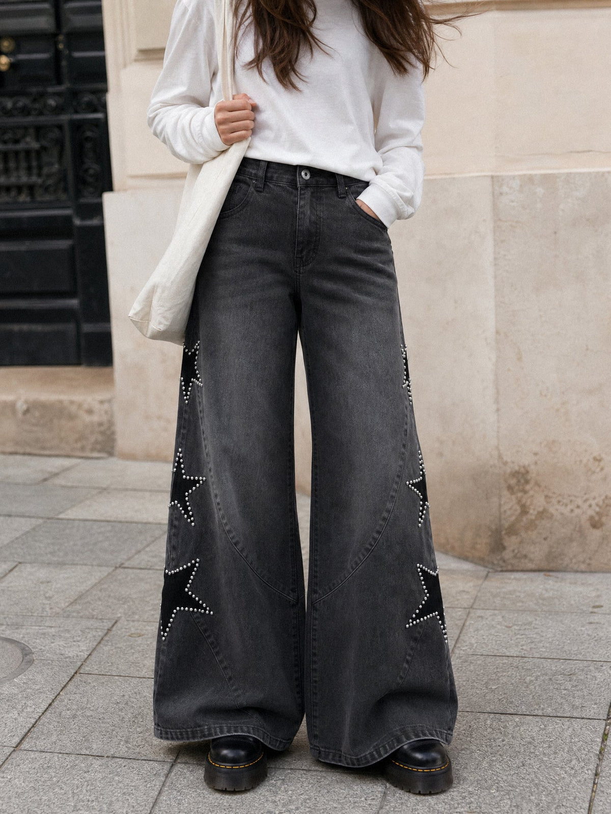 Jean wide leg gris porté en ville