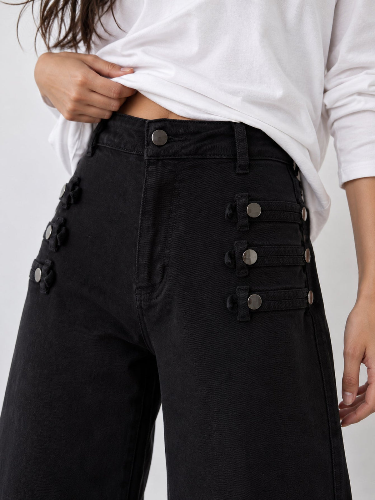 Détail taille haute et bouton à la ceinture