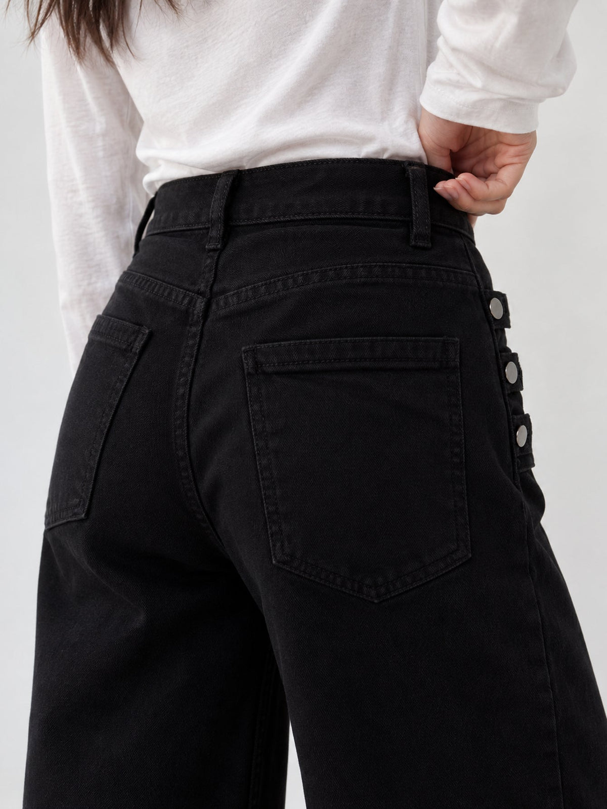 Zoom sur les poches arrière du jean noir