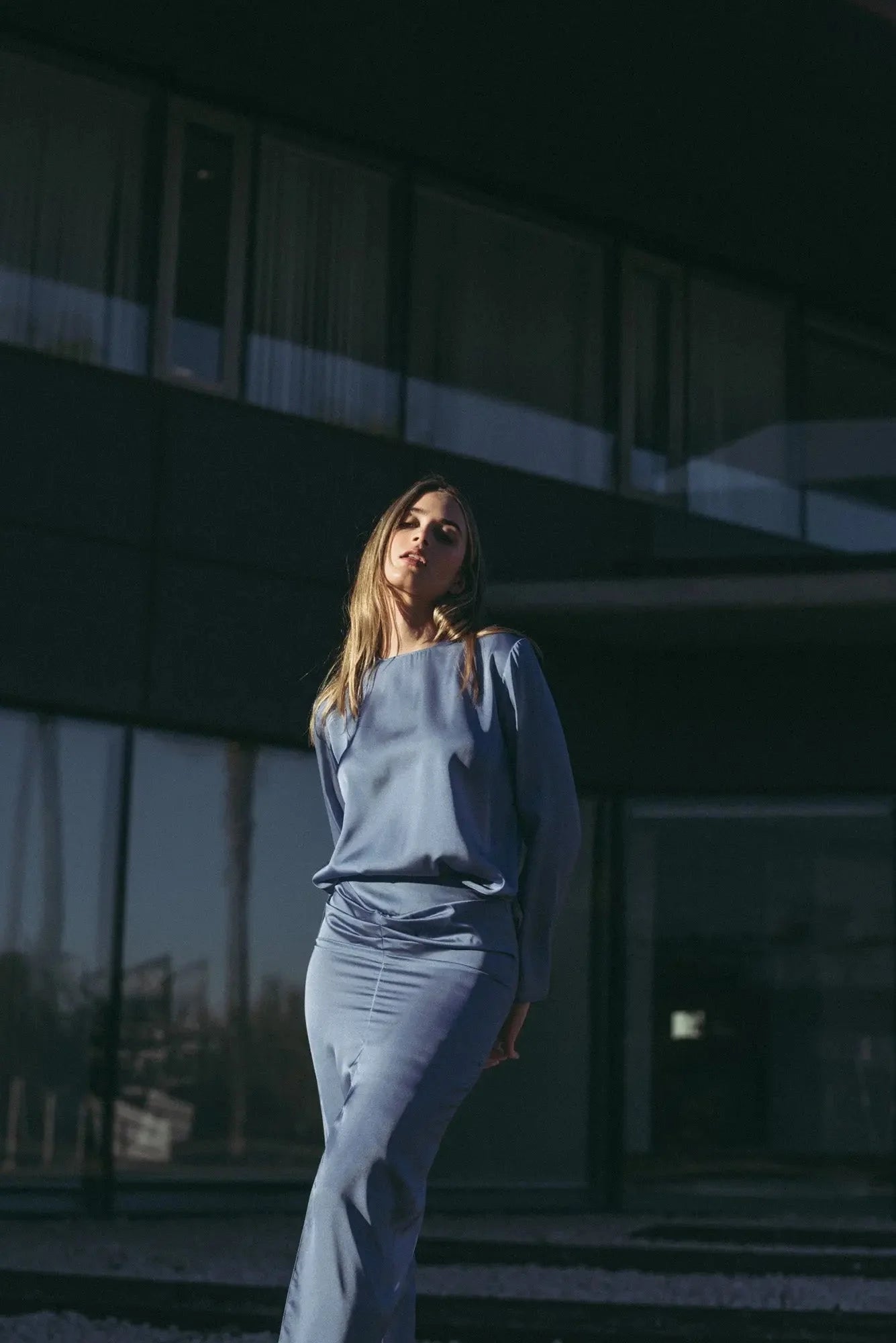 Modèle portant la Jupe Drapée Élégante en Satin Bleu, mettant en avant son style confortable et polyvalent, idéale pour chaque occasion.