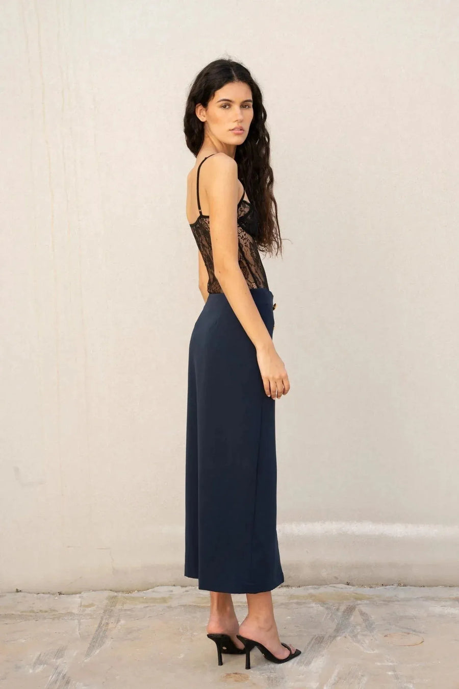 Femme à boutons avec jupe femme noire en dentelle et culottes larges navy