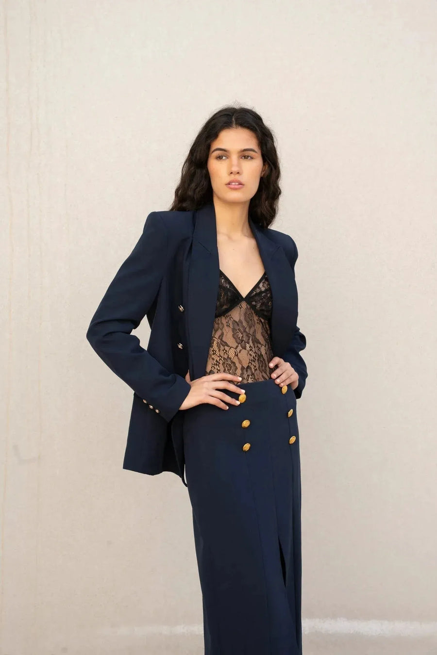Veste femme marine à boutons dorés avec jupe longue assortie pour femme élégante
