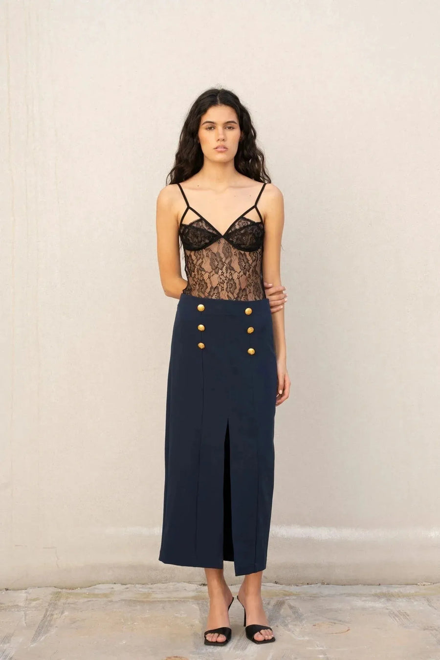 Jupe femme marine à boutons dorés, haute taille, avec fente avant, assortie au blazer femme marine