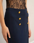 Jupe femme marine à boutons dorés et top en dentelle noire, style femme à boutons