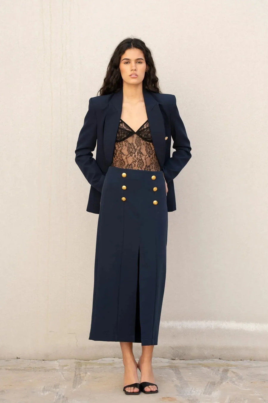 Veste marine à boutons dorés et jupe femme assortie avec fente et bodysuit en dentelle