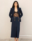 Veste marine à boutons dorés et jupe femme assortie avec fente et bodysuit en dentelle