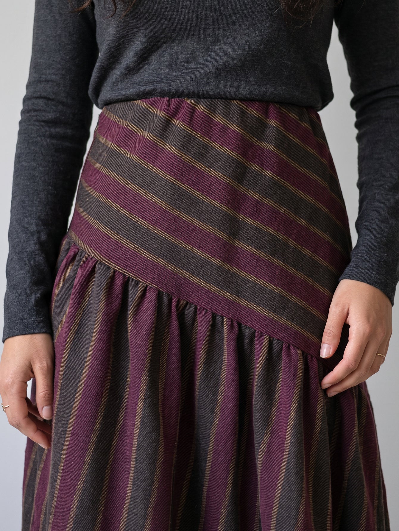 Détail du tissu rayé prune anthracite et ocre
