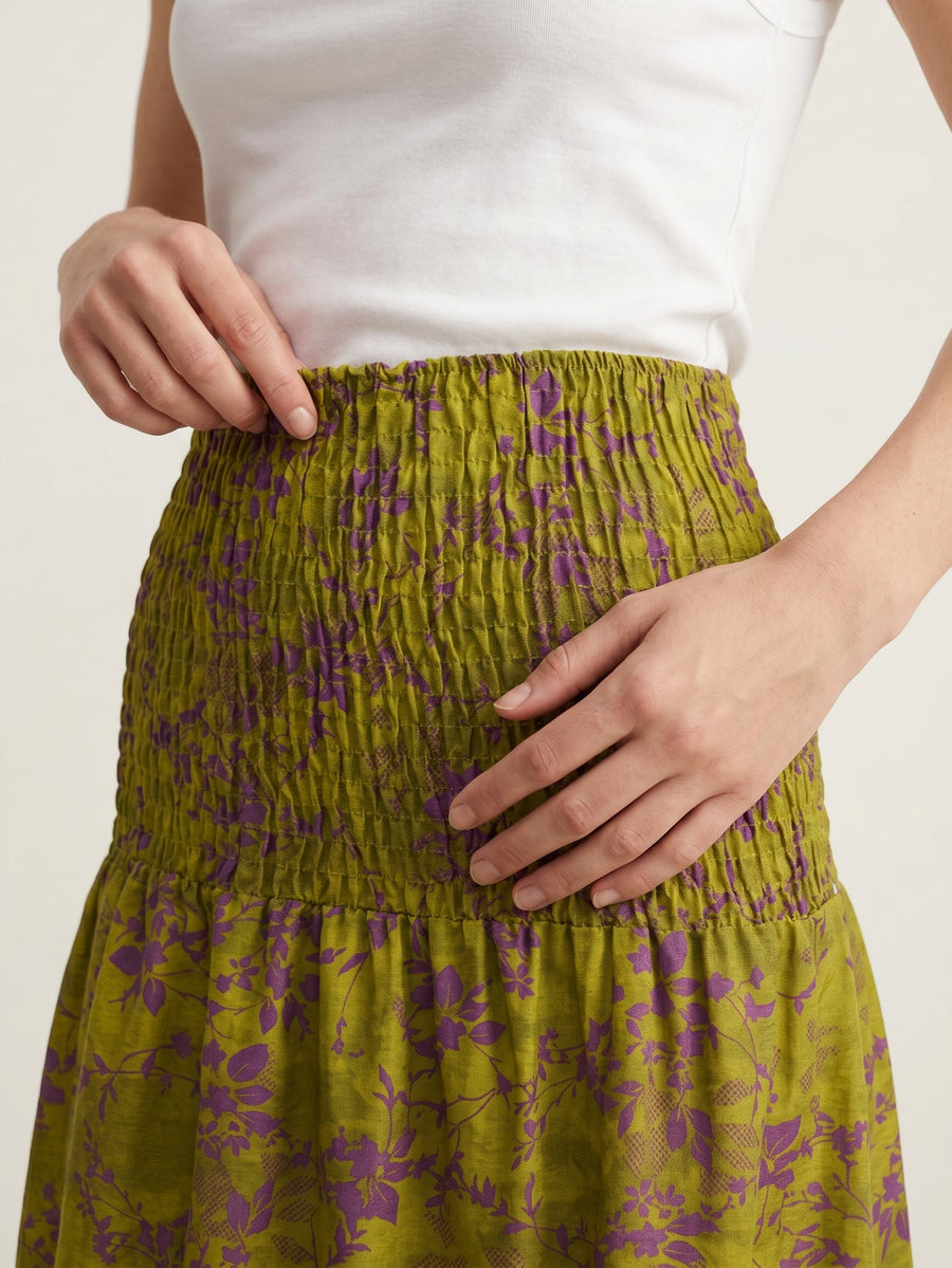 Gros plan taille smockée vert olive