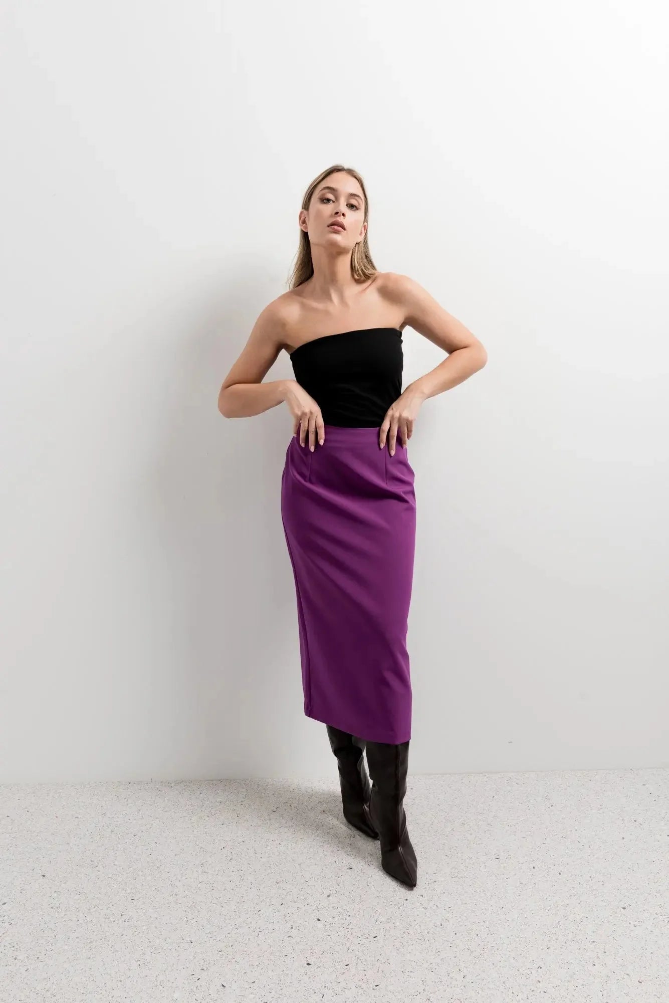 Jupe midi avec fente latérale et longue en tissu violet pour élégance moderne