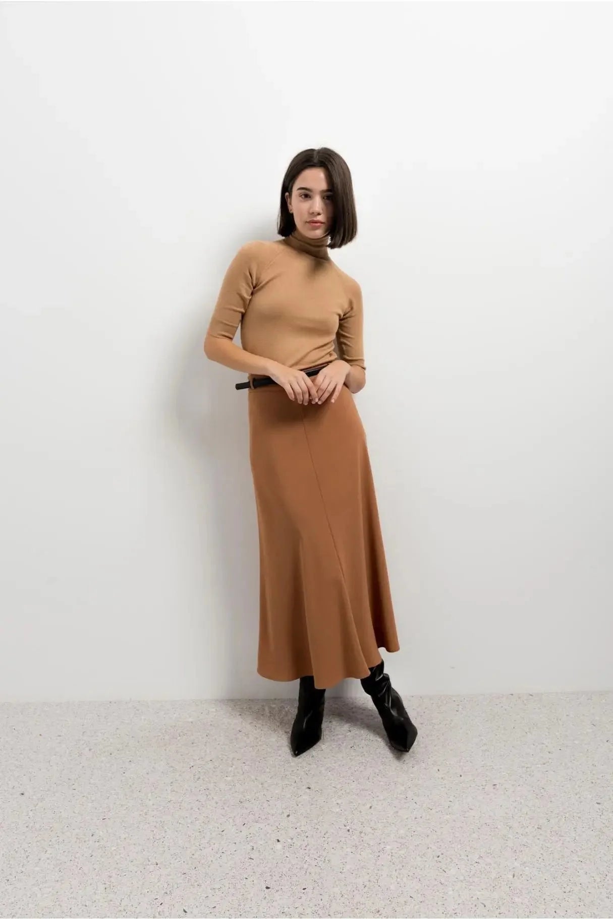 Jupe midi avec ceinture, femme en turtleneck tan, jupe midi élégante, bottines noires